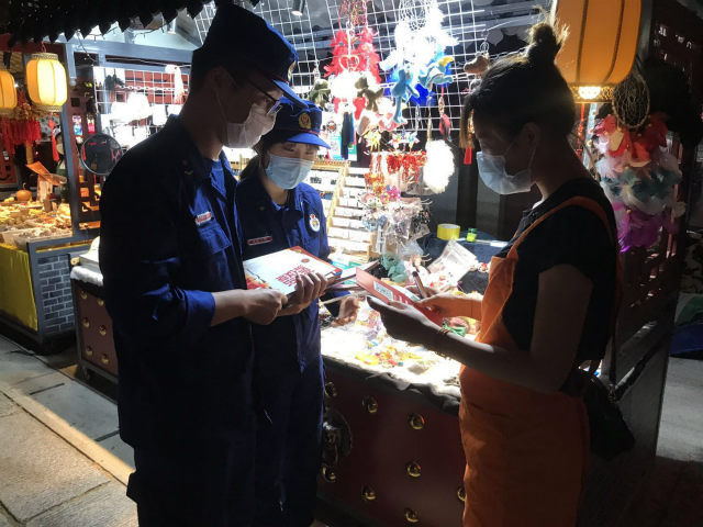 消防助力“夜经济” 即墨区消防救援大队深入古城开展消防宣传