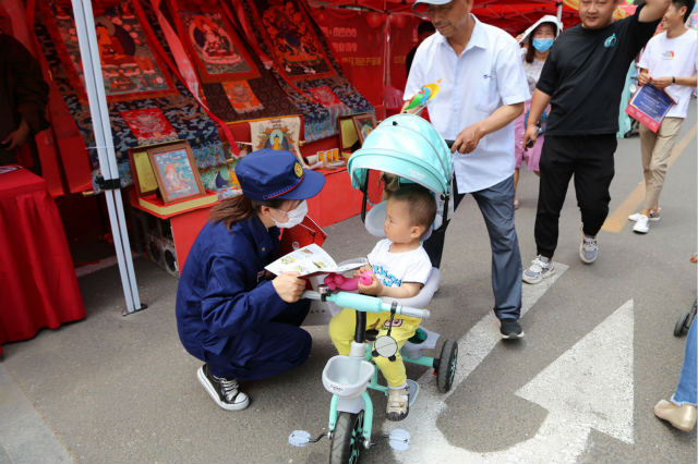 城阳区城阳区消防救援大队走进“市民节” 宣传消防安全普及消防意识