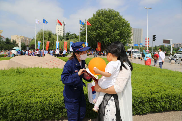 城阳区城阳区消防救援大队走进“市民节” 宣传消防安全普及消防意识