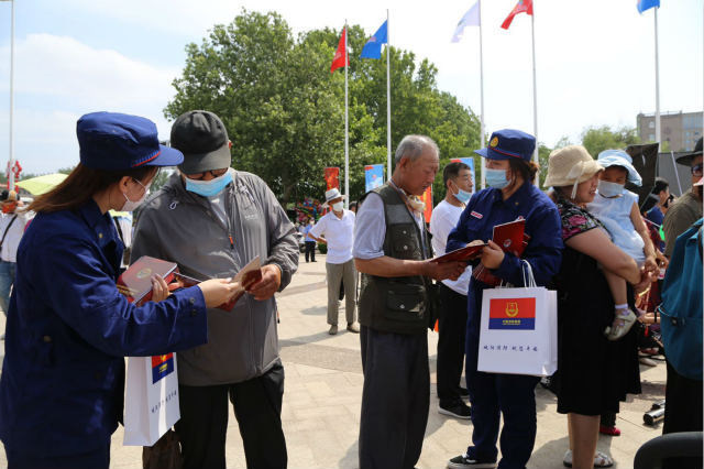 城阳区城阳区消防救援大队走进“市民节” 宣传消防安全普及消防意识