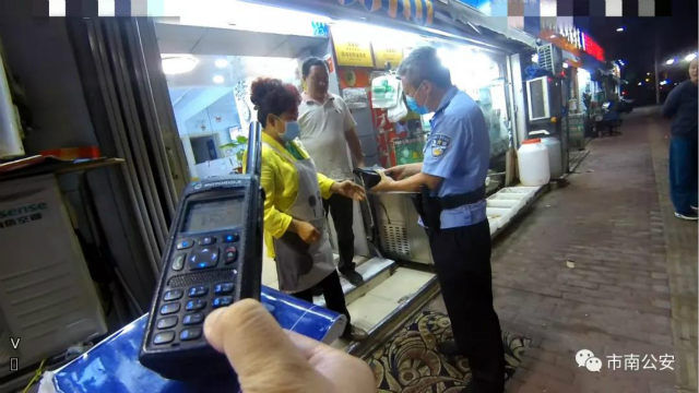 警民饭店员工发现一钱包还有2600现金 市南分局警民联手送还失主