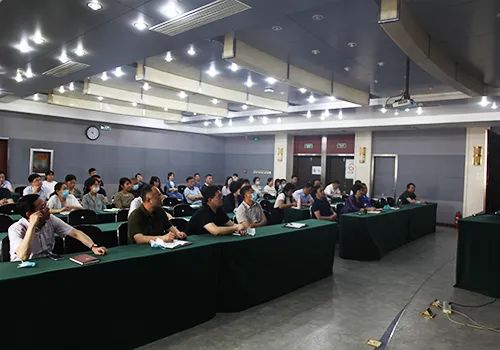 总工会青岛市总工会组织集体收看工业互联网专题报告会