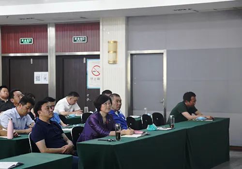 总工会青岛市总工会组织集体收看工业互联网专题报告会