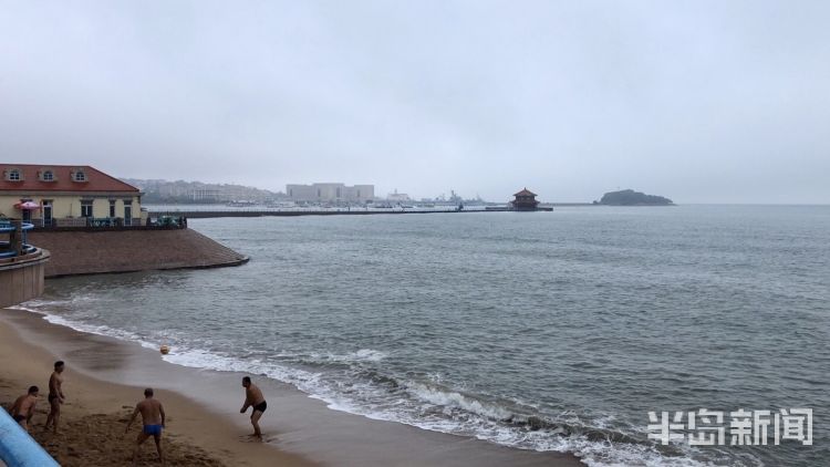 海天一色市南区栈桥火车站一线：雾雨蒙蒙 海天一色