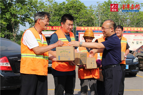 酷暑传凉意，鑫城集团向环卫工人和城管队员捐赠400箱水