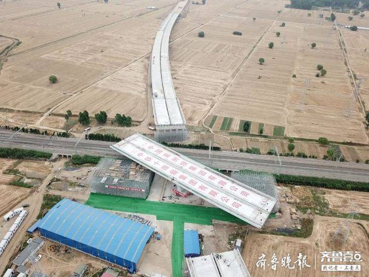 山东最大T型钢构转体桥成功转体 枣菏高速预计9月通车