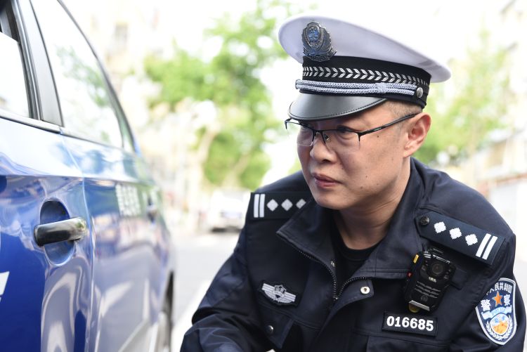 神探男子肇事逃逸后将车辆“大卸八块”不巧的是他遇上了“追逃神探”