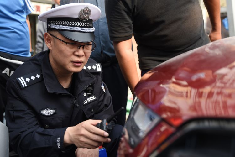 神探男子肇事逃逸后将车辆“大卸八块”不巧的是他遇上了“追逃神探”