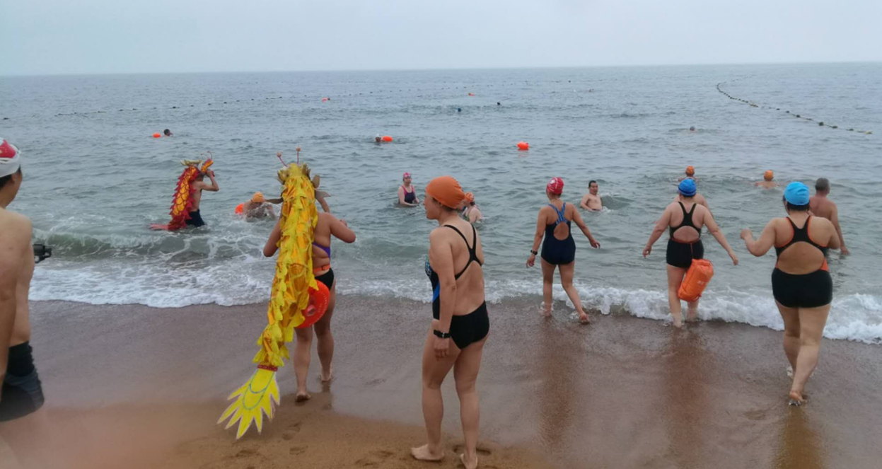 日照市冬泳协会 组织游泳健身展示活动