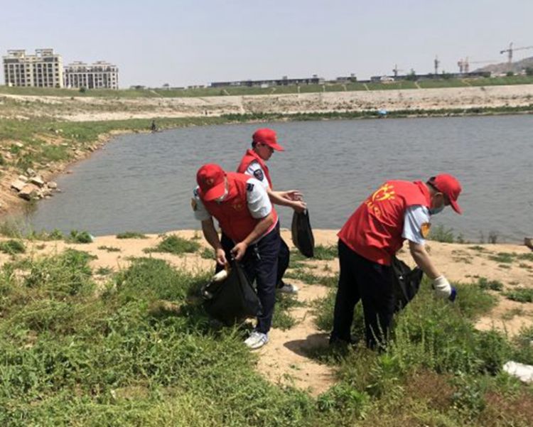 城阳城阳巴士志愿者当好水库“守护者”严防溺水并捡拾周边垃圾
