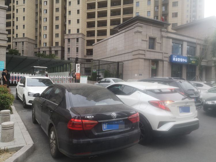 只卖车位不买不让车进小区？即墨中交·中央公元物业：去找开发商