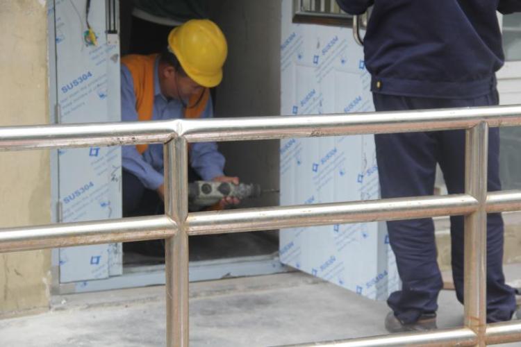 一家亲为居民更换单元门、安装铁艺护栏 “红细胞”激活社区共治一家亲