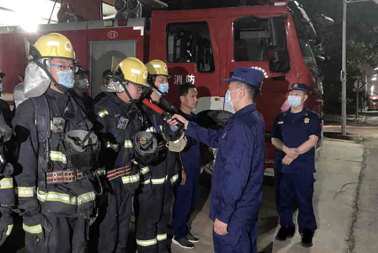 消防高新区消防救援大队河套消防救援站强化夜间接警出动拉练