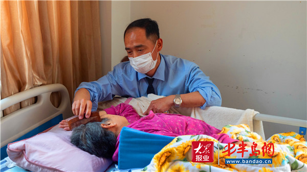 青岛税官王军：助失独老人情深似海 引众人善举蔚然成风