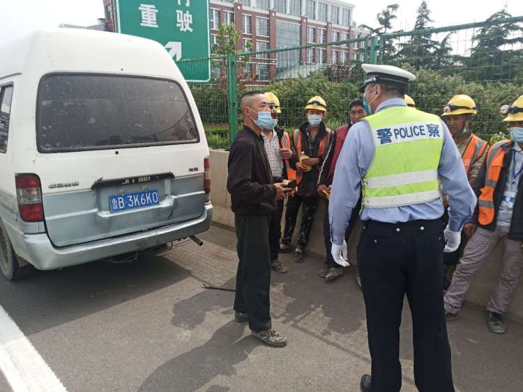 核载核载6人装了16人 面包车里“叠罗汉” 这个司机真大胆