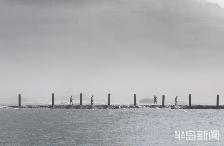 飘渺八大关二浴海边层层雾气从海上吹来宛如仙境