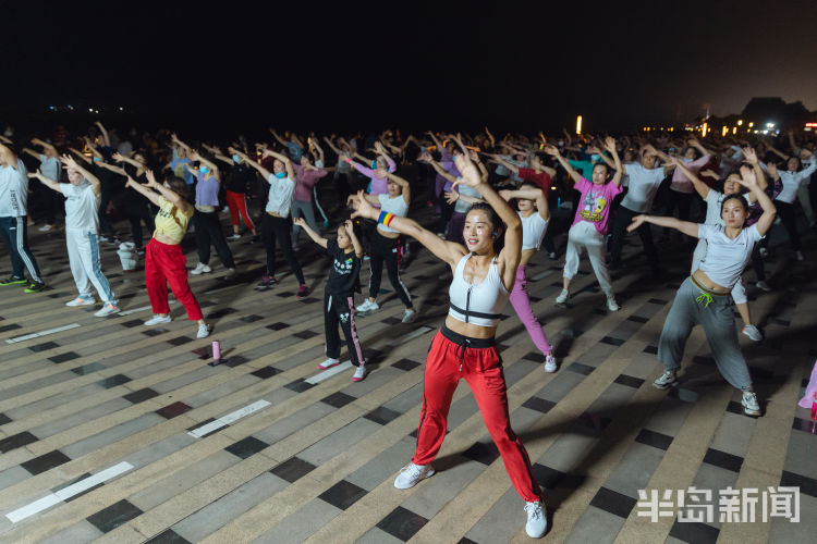 摇起来西海岸新区唐岛湾畔健身操爱好者锻炼健身