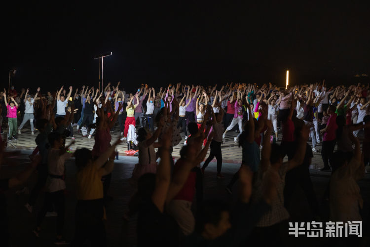 摇起来西海岸新区唐岛湾畔健身操爱好者锻炼健身