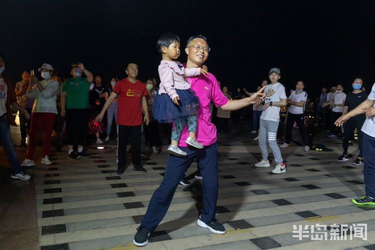 摇起来西海岸新区唐岛湾畔健身操爱好者锻炼健身