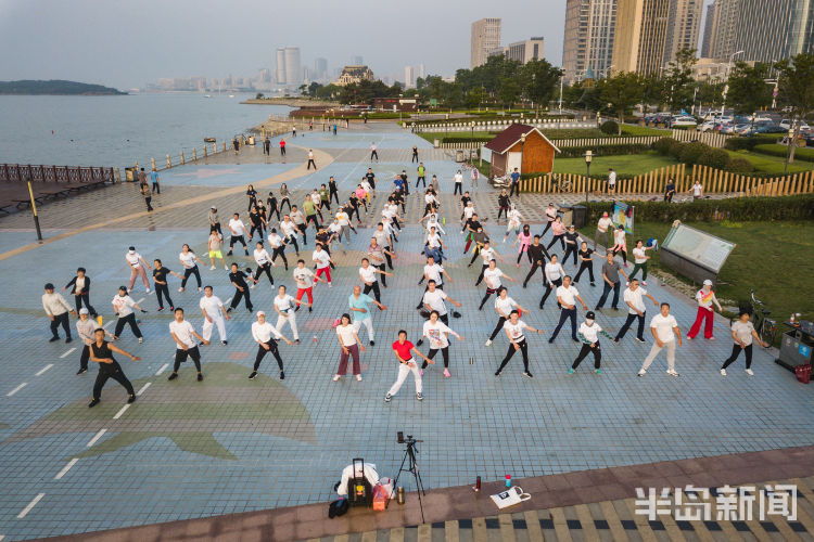 摇起来西海岸新区唐岛湾畔健身操爱好者锻炼健身