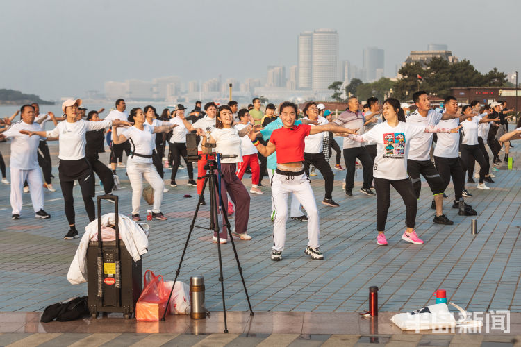 摇起来西海岸新区唐岛湾畔健身操爱好者锻炼健身