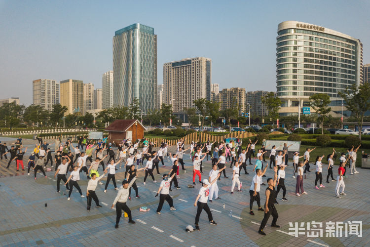 摇起来西海岸新区唐岛湾畔健身操爱好者锻炼健身
