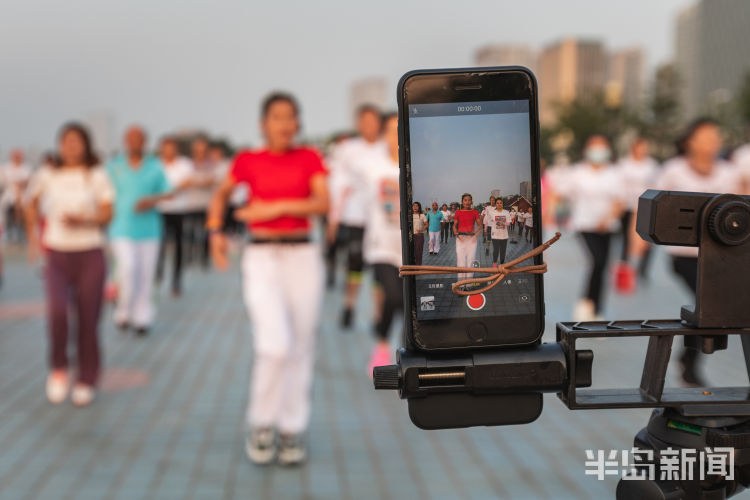 摇起来西海岸新区唐岛湾畔健身操爱好者锻炼健身