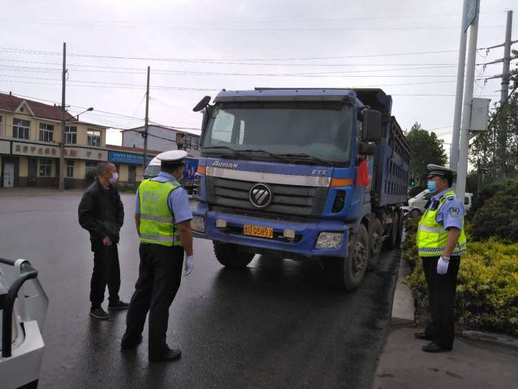 城阳城阳交警联合执法 九天查处超限超载货车百余辆