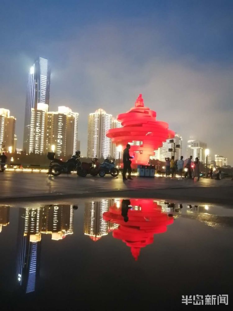 仙境平流雾与青岛霓虹灯交相辉映 宛如海上仙境