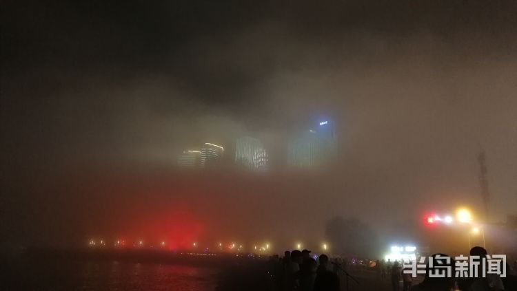 仙境平流雾与青岛霓虹灯交相辉映 宛如海上仙境
