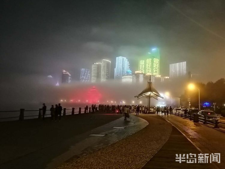 仙境平流雾与青岛霓虹灯交相辉映 宛如海上仙境