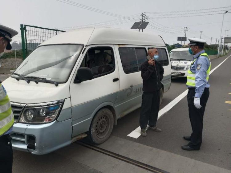 叠罗汉面包车里“叠罗汉”核载6人拉了16人 青岛大胆司机被处罚