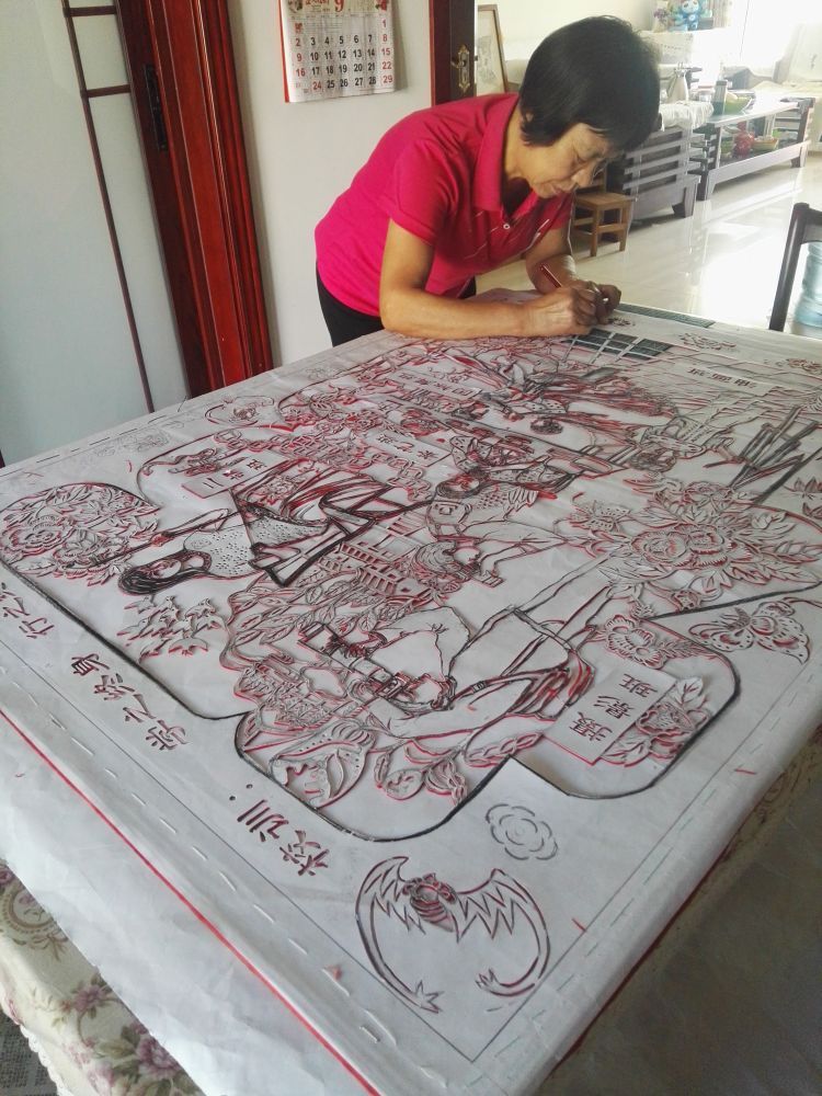 承人青岛市非遗传承人王德蕊：剪纸从娃娃学起 也让外国朋友来学习