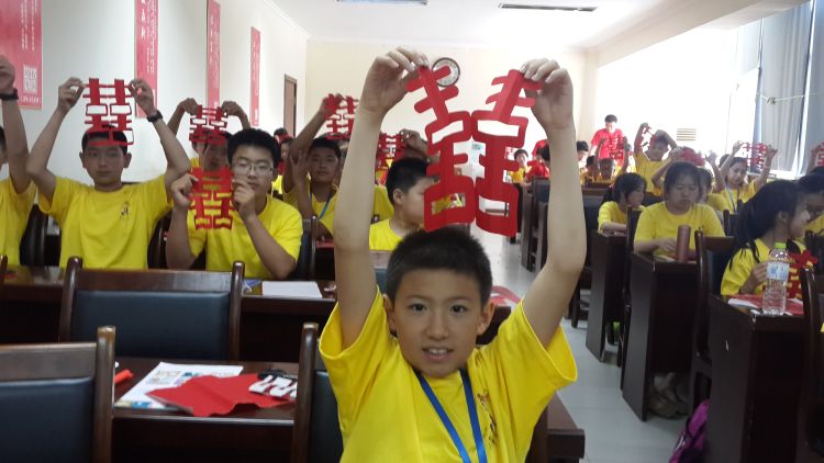 承人青岛市非遗传承人王德蕊：剪纸从娃娃学起 也让外国朋友来学习