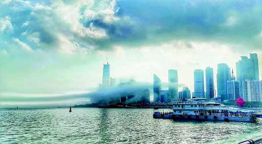 平流雾由青岛市南海岸“登陆” 层叠隐现宛若仙境