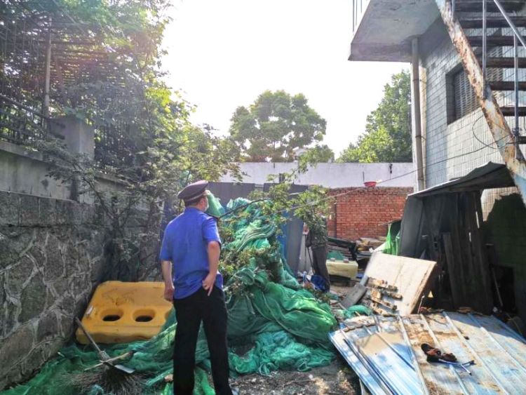 废品站青岛市南区综合行政执法局八大湖中队：取缔废品站 清除安全隐患