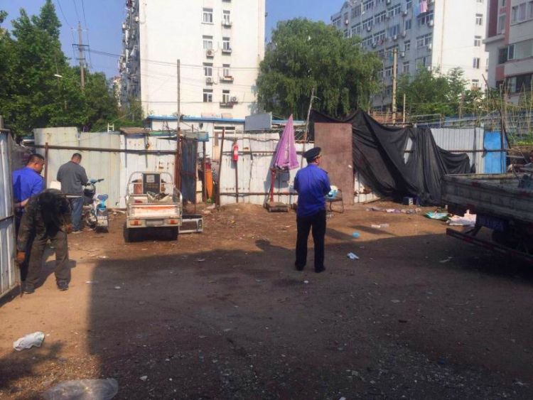 废品站青岛市南区综合行政执法局八大湖中队：取缔废品站 清除安全隐患