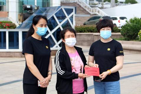 这波“慰问”暖了英雄心 青岛国美向平度“扯被”英雄捐款献爱心