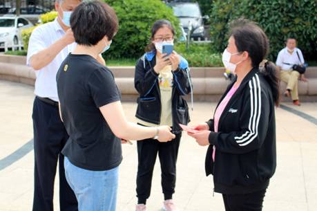 这波“慰问”暖了英雄心 青岛国美向平度“扯被”英雄捐款献爱心