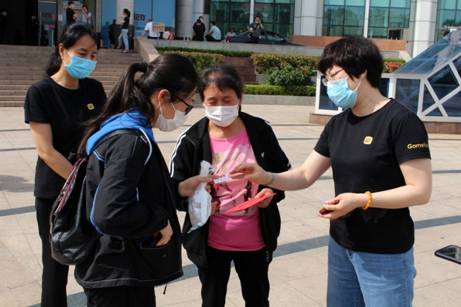 这波“慰问”暖了英雄心 青岛国美向平度“扯被”英雄捐款献爱心