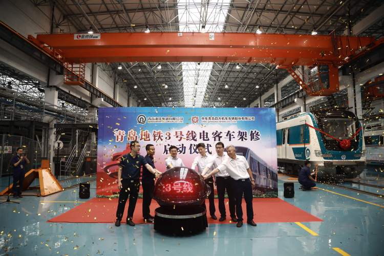 13相当于绕赤道跑了13圈 青岛地铁3号线首列电客车进厂架修