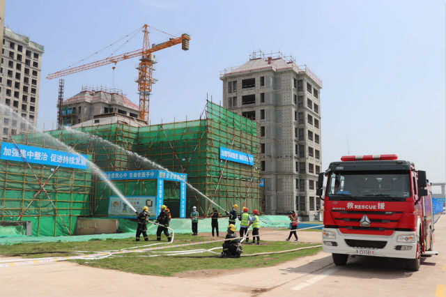 火情实战演练扑灭建筑工地火情 青岛高新区大队全力筑牢安全防线