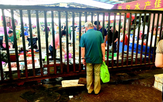 李沧西流庄大集与华中蔬菜批发市场被隔断 挡住“财神爷”