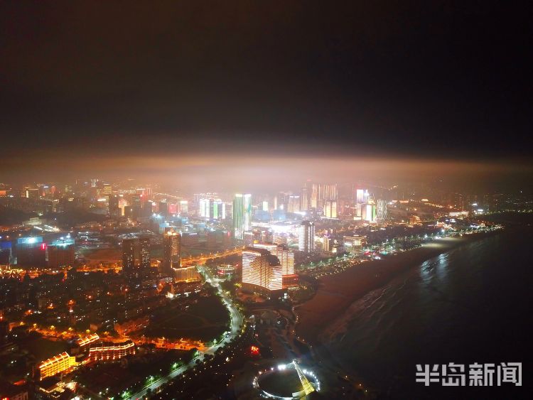 平流雾青岛进入平流雾频发季节 薄雾下的青岛灯火阑珊