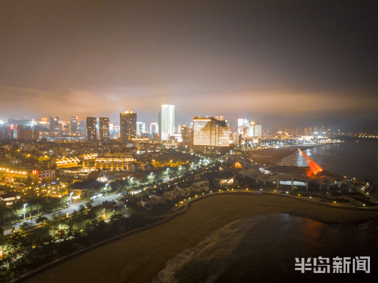 平流雾青岛进入平流雾频发季节 薄雾下的青岛灯火阑珊