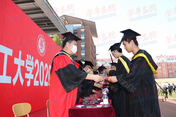 青岛教育别人家的毕业典礼，5G+VR、主会场+分会场同步直播，青岛这所高校的毕业典礼不一样