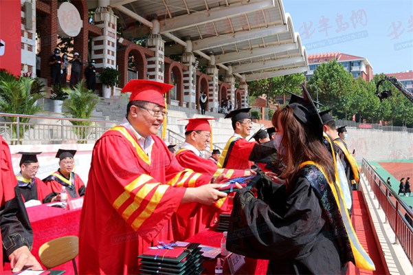 青岛教育别人家的毕业典礼，5G+VR、主会场+分会场同步直播，青岛这所高校的毕业典礼不一样