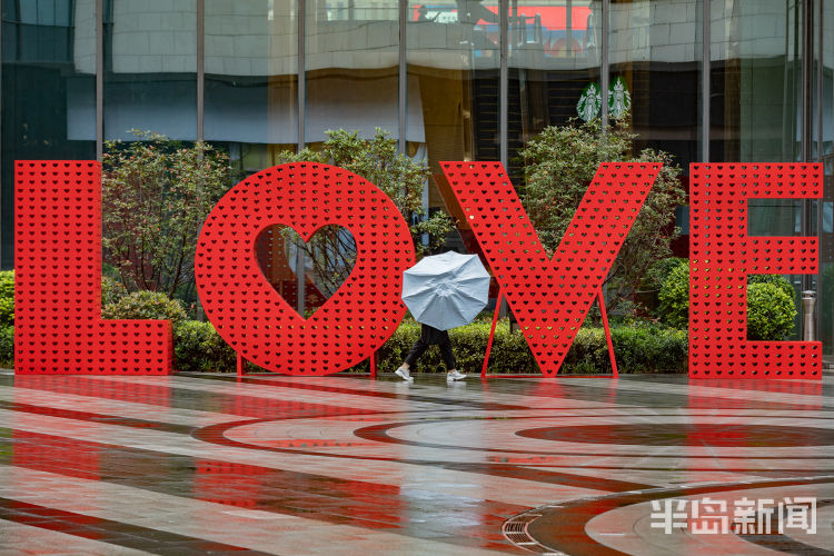 冒雨6月12日青岛飘起阵阵小雨 上班的人们匆匆走在雨中