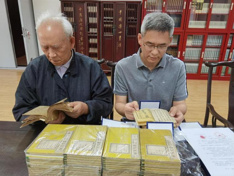 市图书馆青岛收藏爱好者13年前把古籍寄存市图书馆 120册保存完好