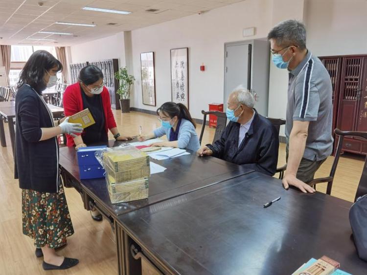 市图书馆青岛收藏爱好者13年前把古籍寄存市图书馆 120册保存完好